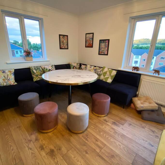 Luxury 4-5 Bed Home With Games Room And Balcony Newtown  Εξωτερικό φωτογραφία